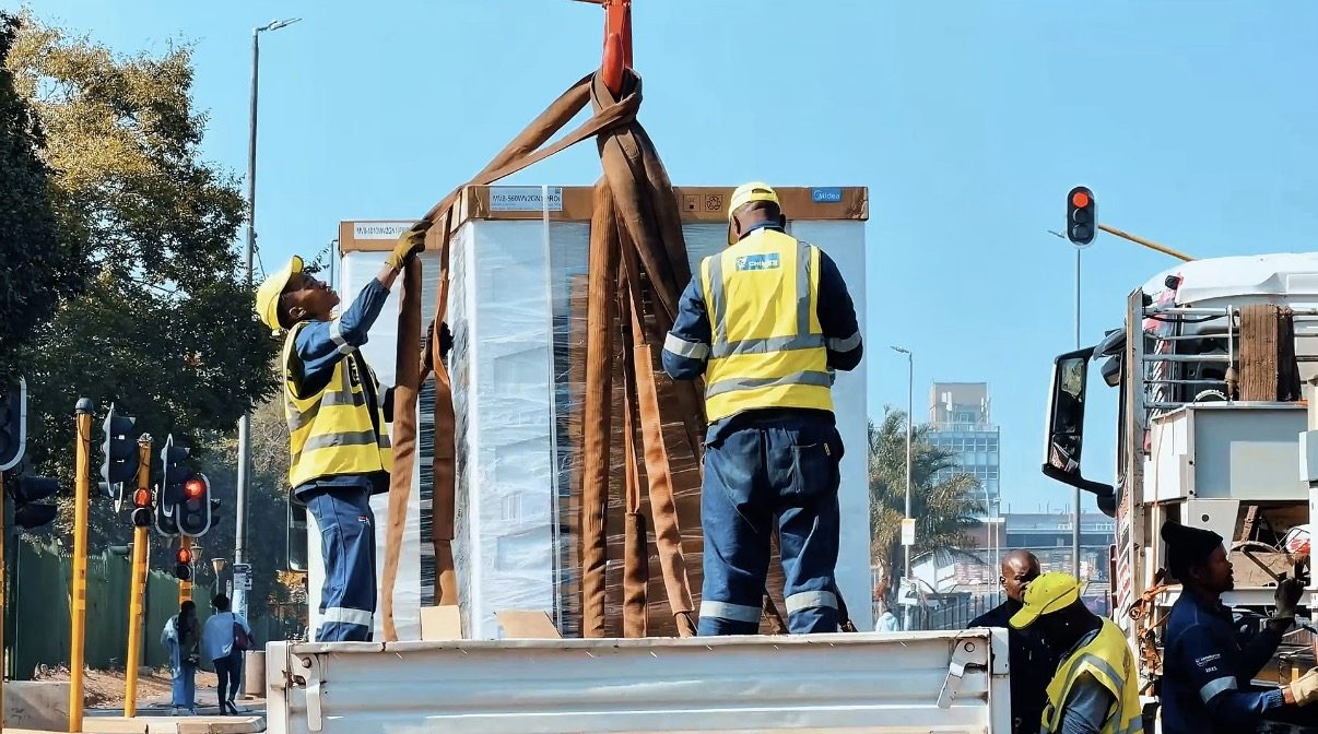 Crew slinging a load on site