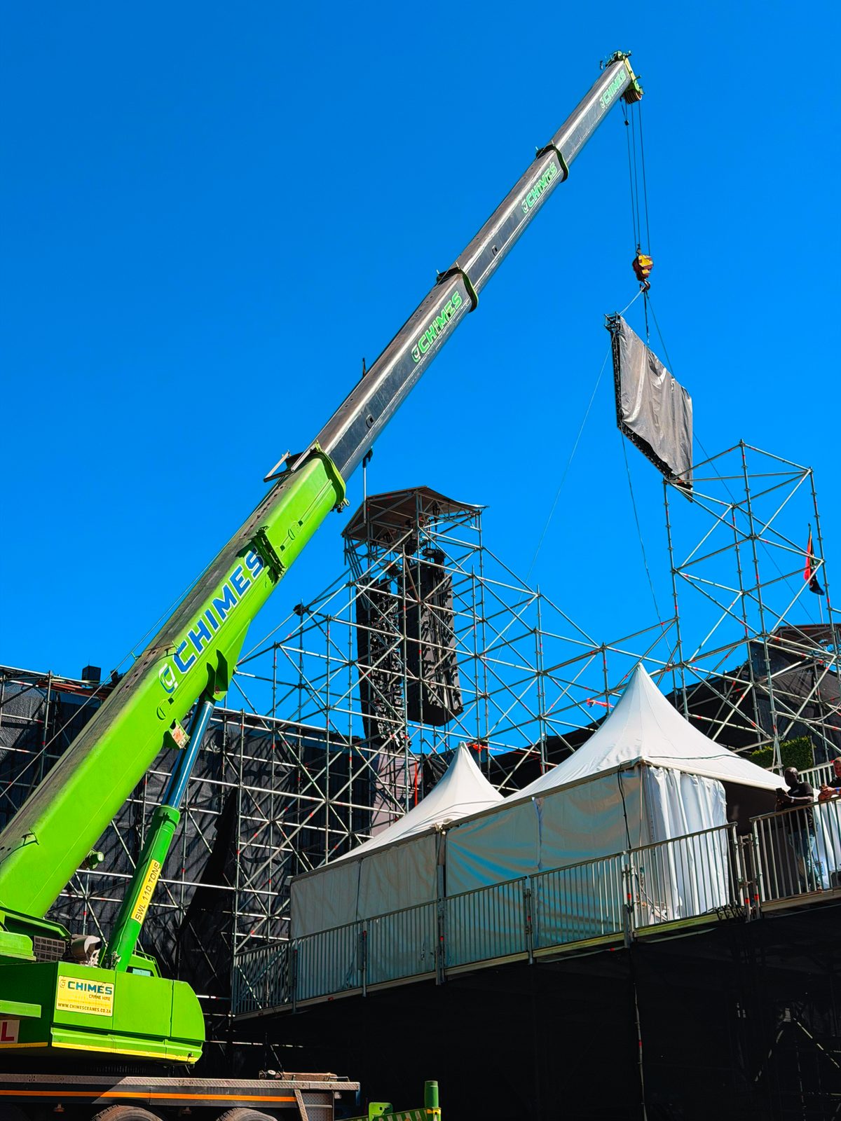 Crane performing a heavy lift