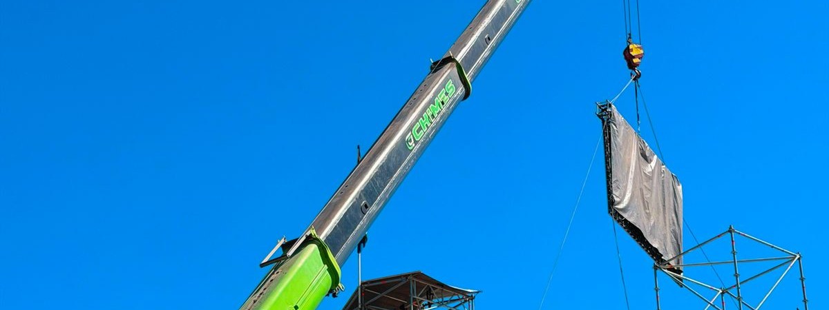 Crane performing a heavy lift